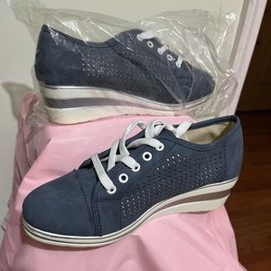 New Blue wedge sneaker, 9 1/2 (42),